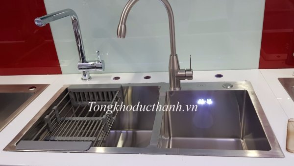 Chậu rửa bát đúc liền khối Korea 7843 Inox 304 ( lỗ thoát phi 140)